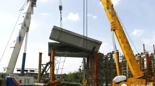 260吨吊车正在吊装作业