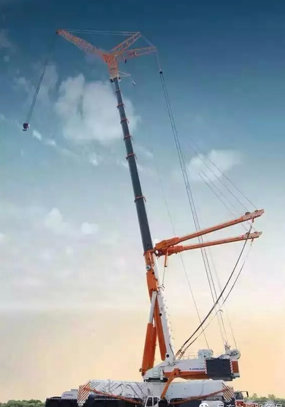 2000吨起重机主臂全伸