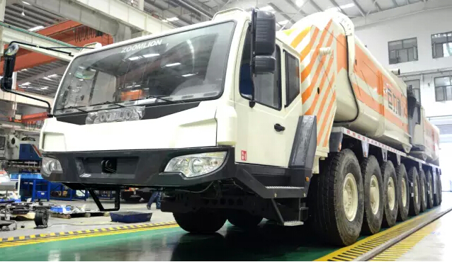 2000吨起重机尾部