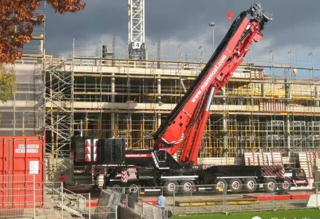 1200吨吊车正在工作