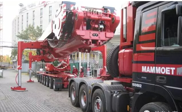 利勃海尔1200吨吊车正在转场