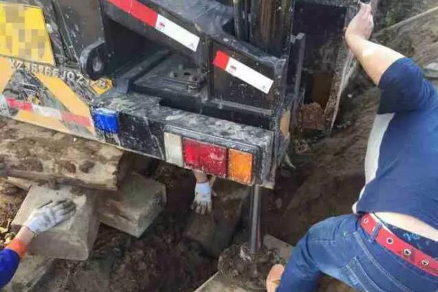 往吊车底下垫木方