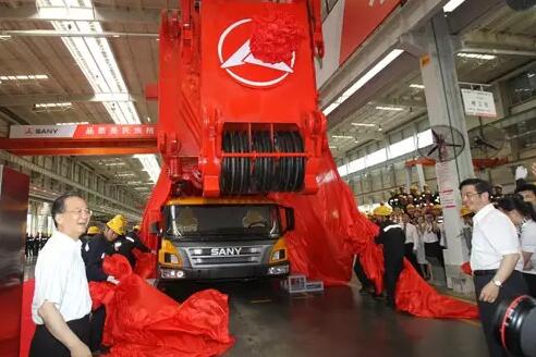 三一1200吨吊车的揭幕仪式