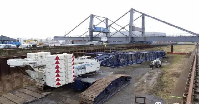 利勃海尔600吨履带吊