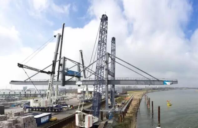 龙门吊被整体吊起