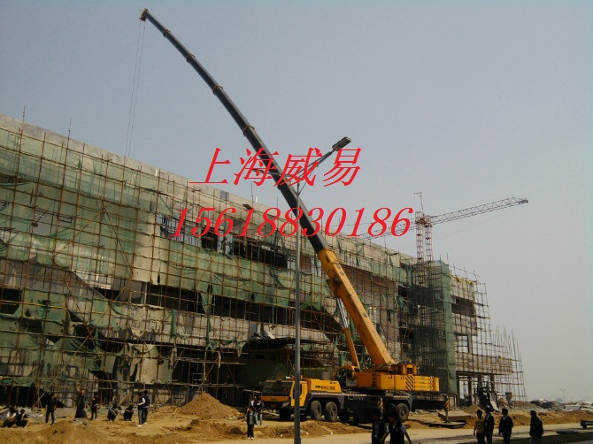 吊车大臂像香蕉一样弯