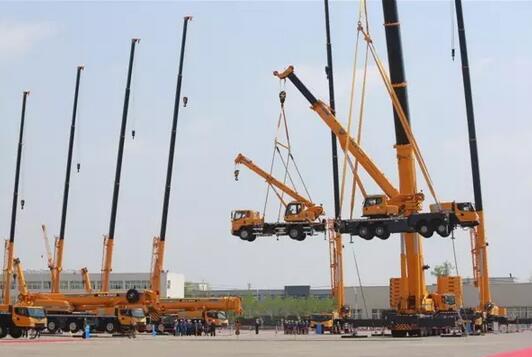 吊车在厂家表演